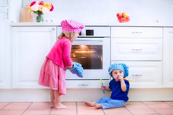 Kids baking pie — Stock Photo, Image