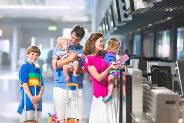 Семья в аэропорту Лицензионные Стоковые Фото