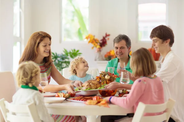Famille Avec Enfants Mangeant Dîner Thanksgiving Dinde Rôtie Tarte Citrouille — Photo