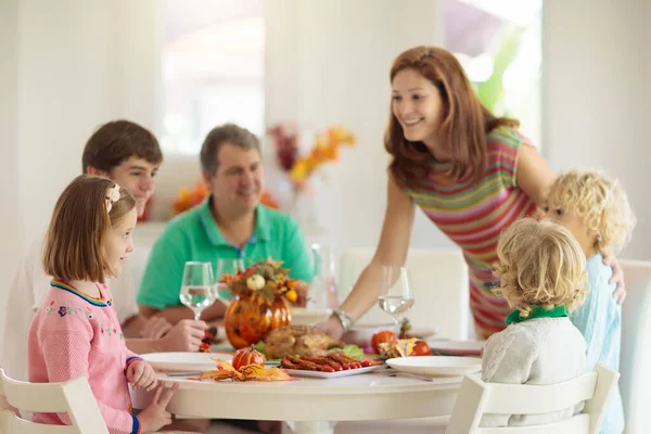 Famille Avec Enfants Mangeant Dîner Thanksgiving Dinde Rôtie Tarte Citrouille — Photo