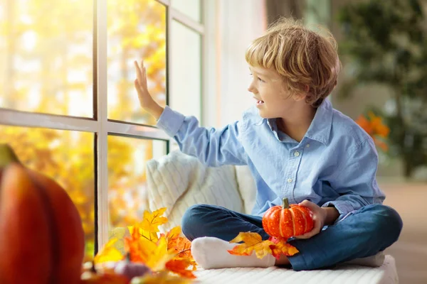 Pencereden Dışarı Bakan Bir Çocuk Sonbahar Sıcacık Aile Evi Dekorasyonu — Stok fotoğraf
