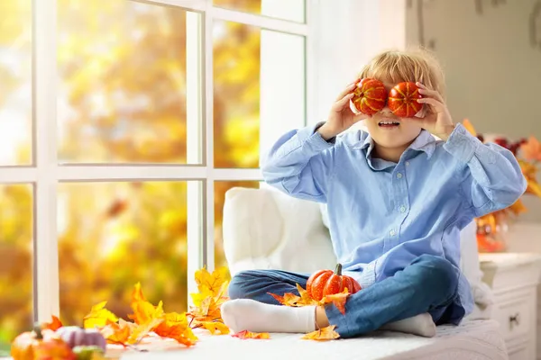 Pencereden Dışarı Bakan Bir Çocuk Sonbahar Sıcacık Aile Evi Dekorasyonu — Stok fotoğraf