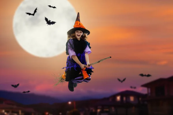 Una Escoba Voladora Brujas Noche Halloween Luna Llena Enorme Murciélagos —  Fotos de Stock