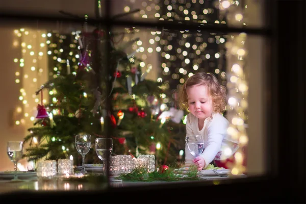 Liten flicka på julbord — Stockfoto