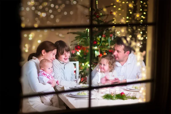Сім'я на різдвяній вечері Стокова Картинка