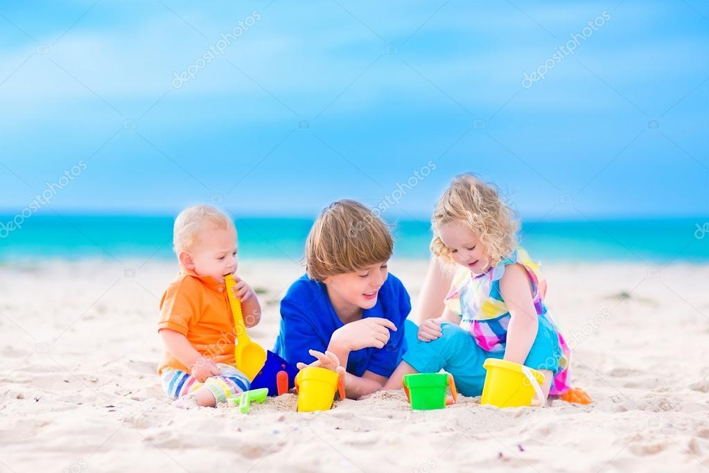 Imagenes Niños Jugando En La Playa | tres niños jugando en la playa foto de stock famveldman 51472955 Imagenes Niños Jugando En La Playa | tres niños jugando en la playa foto de stock famveldman 51472955