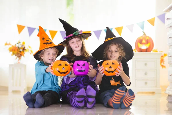 Kleine Mädchen Und Jungen Hexenkostüm Halloween Tricksen Oder Behandeln Kinder — Stockfoto