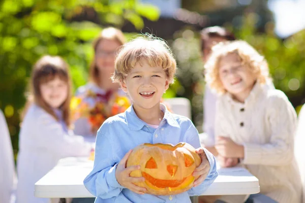 Familjen Ristade Pumpa För Halloween Fest Föräldrar Och Barn Klippa — Stockfoto