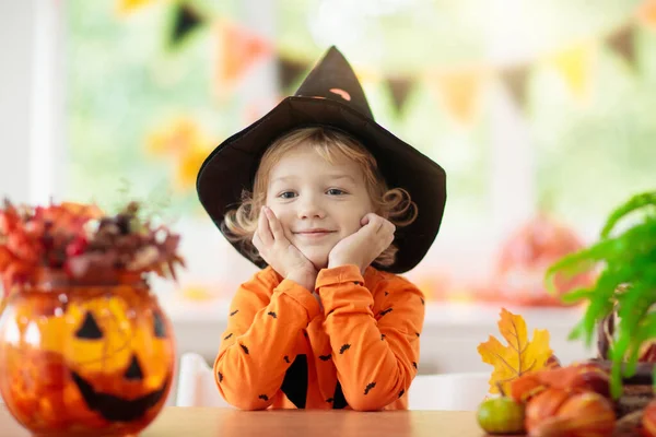 Kind Halloween Kostüm Kinder Tricksen Oder Behandeln Kleiner Junge Mit — Stockfoto