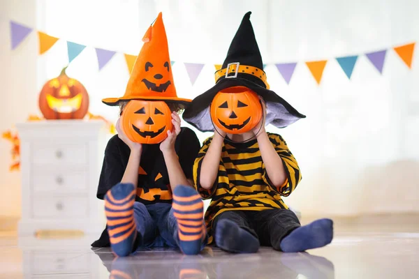 Klein Meisje Jongen Heksenkostuum Halloween Truc Traktatie Kinderen Met Snoep — Stockfoto