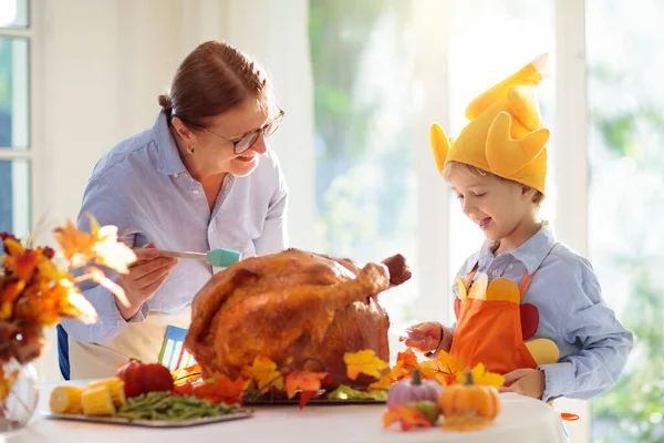 Kalkoen Voor Thanksgiving Familie Koken Feestelijk Diner Grootmoeder Kind Gebraden — Stockfoto