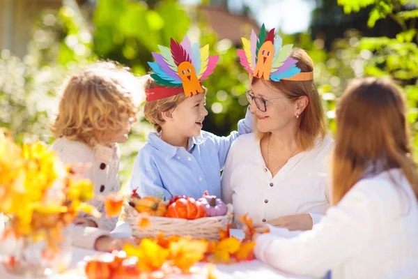 Família Celebrar Dia Acção Graças Crianças Artes Outono Artesanato Menino — Fotografia de Stock