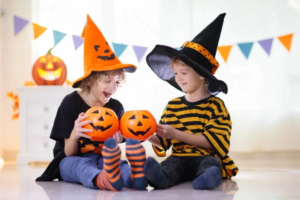 Dívka Chlapec Kostýmu Čarodějnice Halloween Trik Nebo Dárek Děti Držící — Stock fotografie