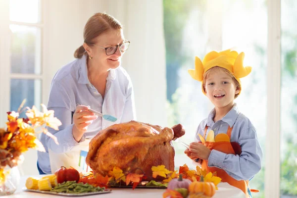 Kalkon För Thanksgiving Familjens Festmiddag Mormor Och Barn Stekt Kött — Stockfoto