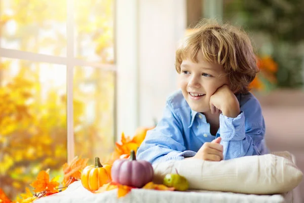 Niño Mirando Por Ventana Otoño Acogedora Decoración Del Hogar Familiar —  Fotos de Stock