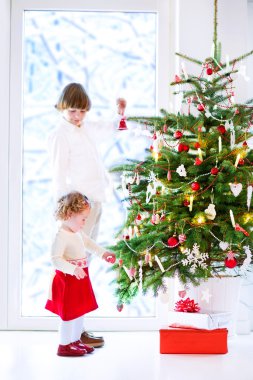 Çocuklar Noel ağacı süsleme