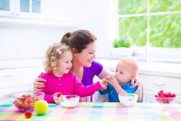 Mutter und Kinder frühstücken — Stockfoto