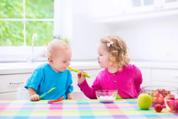 Two children eating yoghurt — Stock Photo, Image