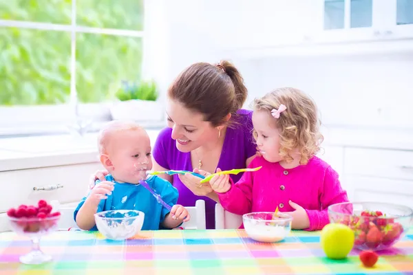 Mãe e filhos tomando café da manhã — Fotografia de Stock