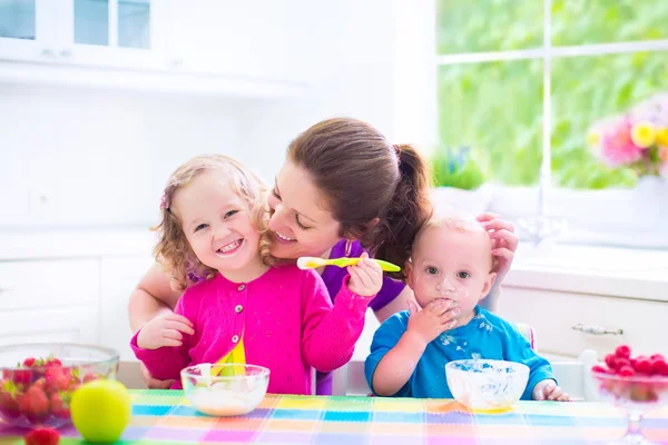 Mother and kids having breakfast — Stock Photo, Image