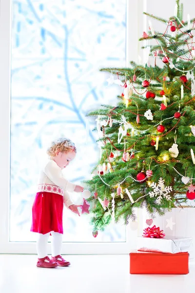 Gadis kecil yang mendekorasi pohon Natal — Stok Foto