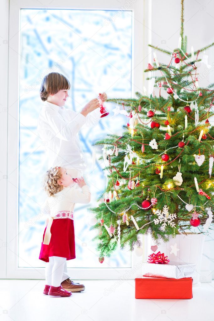 Kinder schmücken Weihnachtsbaum — Stockfoto © FamVeldman #51615123