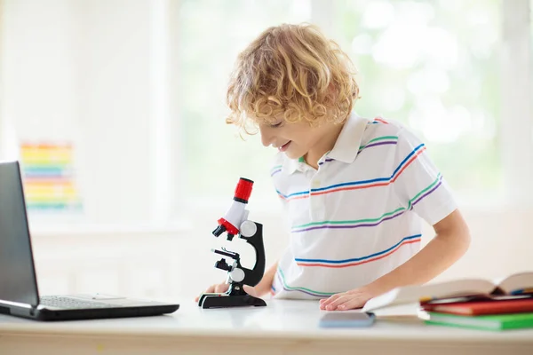 Niños Escuela Con Microscopio Clase Ciencias Niños Haciendo Experimentos Biología — Foto de Stock