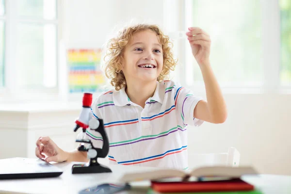 Niños Escuela Con Microscopio Clase Ciencias Niños Haciendo Experimentos Biología —  Fotos de Stock