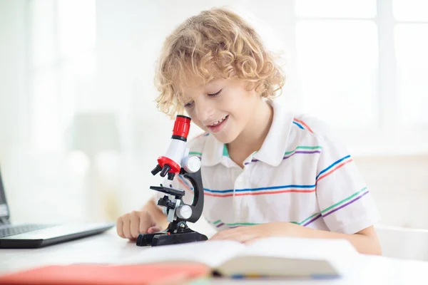 Studenti Con Microscopio Lezione Scienze Bambini Che Fanno Esperimenti Biologia — Foto Stock