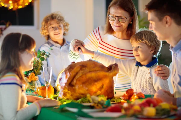 Familie Beim Thanksgiving Dinner Eltern Großeltern Und Kinder Genießen Gebratene — Stockfoto