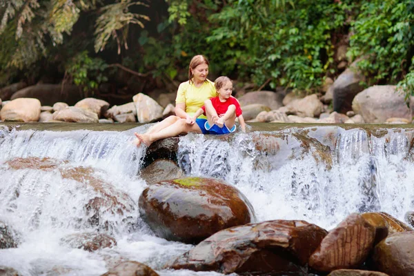 Gezin Met Kind Bij Waterval Reizen Met Kinderen Moeder Jongetje — Stockfoto