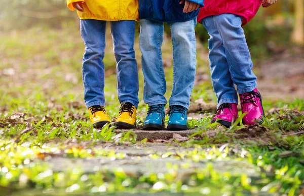 カラフルな子供の靴 子供は屋外で遊ぶ 秋の公園の楽しみのためのハイキングやトレッキングシューズ アクティブな子供服や暖かいブーツ 雨の秋の天気の摩耗 男の子と女の子のファッション — ストック写真