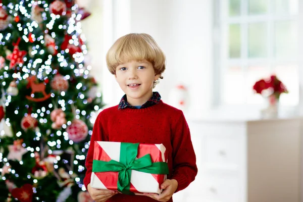 Criança Decorando Natal Casa Abrindo Presentes Presentes Manhã Natal Menino — Fotografia de Stock