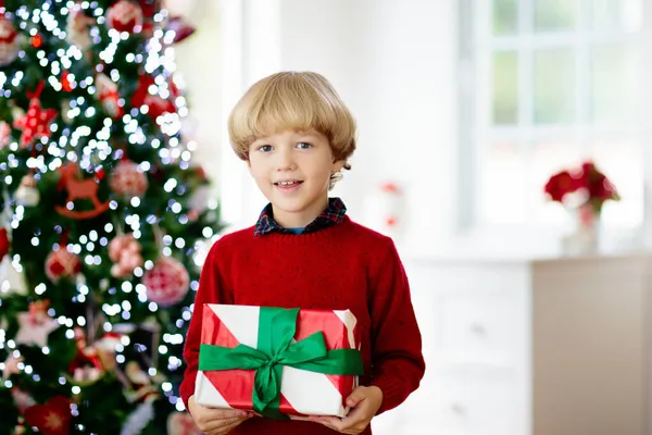 Criança Decorando Natal Casa Abrindo Presentes Presentes Manhã Natal Menino — Fotografia de Stock