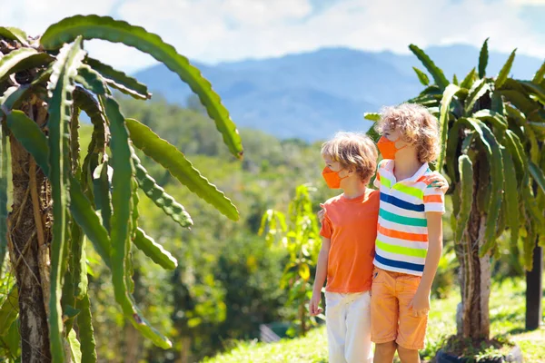 Bambini Maschera Viso Escursioni Montagna Parco Naturale Viaggio Sicuro Durante — Foto Stock