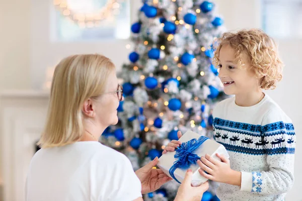 Criança Presente Abertura Árvore Natal Crianças Abrem Presente Manhã Natal — Fotografia de Stock