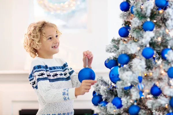 Ребенок Украшает Рождество Дома Открытие Подарки Подарки Рождество Утром Сине — стоковое фото