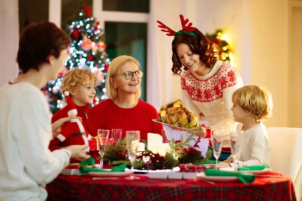 Çocuklu Bir Aile Noel Yemeğini Şöminede Yiyor Noel Ağacını Süslüyor — Stok fotoğraf