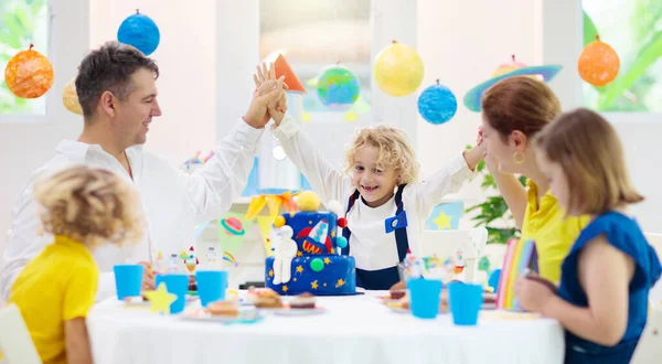 Barn Utrymme Tema Födelsedagsfest Med Tårta Och Cupcakes Raket Sol — Stockfoto