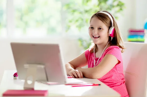 Fjärrundervisning Online Skolbarn Hörlurar Med Dator Som Har Videokonferens Chatt — Stockfoto