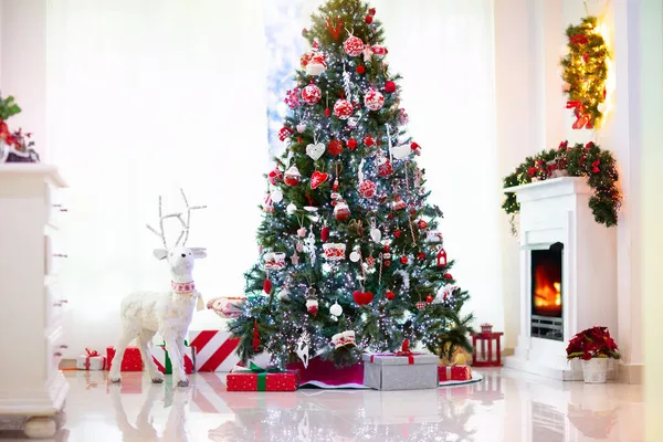 Ingerichte Kamer Met Kerstboom Open Haard Kerstcadeaus Geschenken Vakantie Avond — Stockfoto