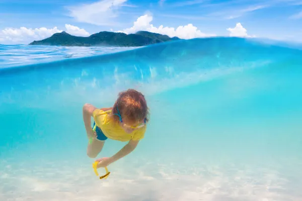 Çocuklar Tropikal Plajda Yüzüyor Çocuklar Yaz Tatilinde Yüzer Denizde Oynarlar — Stok fotoğraf