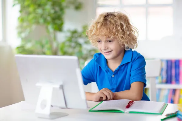 Διαδικτυακή Αποστάσεως Μάθηση Σχολικά Παιδιά Υπολογιστή Που Έχουν Συνομιλία Τηλεδιάσκεψης — Φωτογραφία Αρχείου