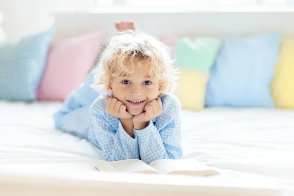 Παιδί Ανάγνωση Βιβλίο Στο Κρεβάτι Λευκό Ηλιόλουστο Υπνοδωμάτιο Παράθυρο Παιδιά — Φωτογραφία Αρχείου