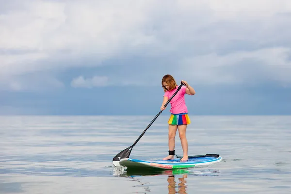 Dziecko Desce Wiosłowej Zabawa Wodna Sporty Plażowe Dla Dzieci Zdrowe — Zdjęcie stockowe