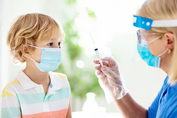 Coronavirus Oltás Covid Vakcina Orvos Beoltja Gyereket Gyerekek Klinikán Egy — Stock Fotó