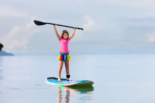 Kind Stand Peddelbord Waterpret Strandsport Voor Kinderen Gezonde Buitensporten Voor — Stockfoto