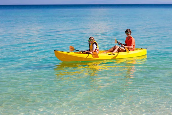 Niños Navegando Kayak Océano Niños Kayak Mar Tropical Vacaciones Activas — Foto de Stock