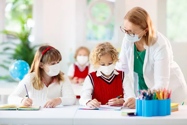 Kinderen Met Gezichtsmasker Klas Kind Terug Naar School Afsluiting Van — Stockfoto