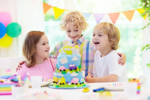 Kinderen Verjaardagsfeestje Jongenstaart Met Auto Vliegtuig Kind Blaast Kaarsen Uit — Stockfoto